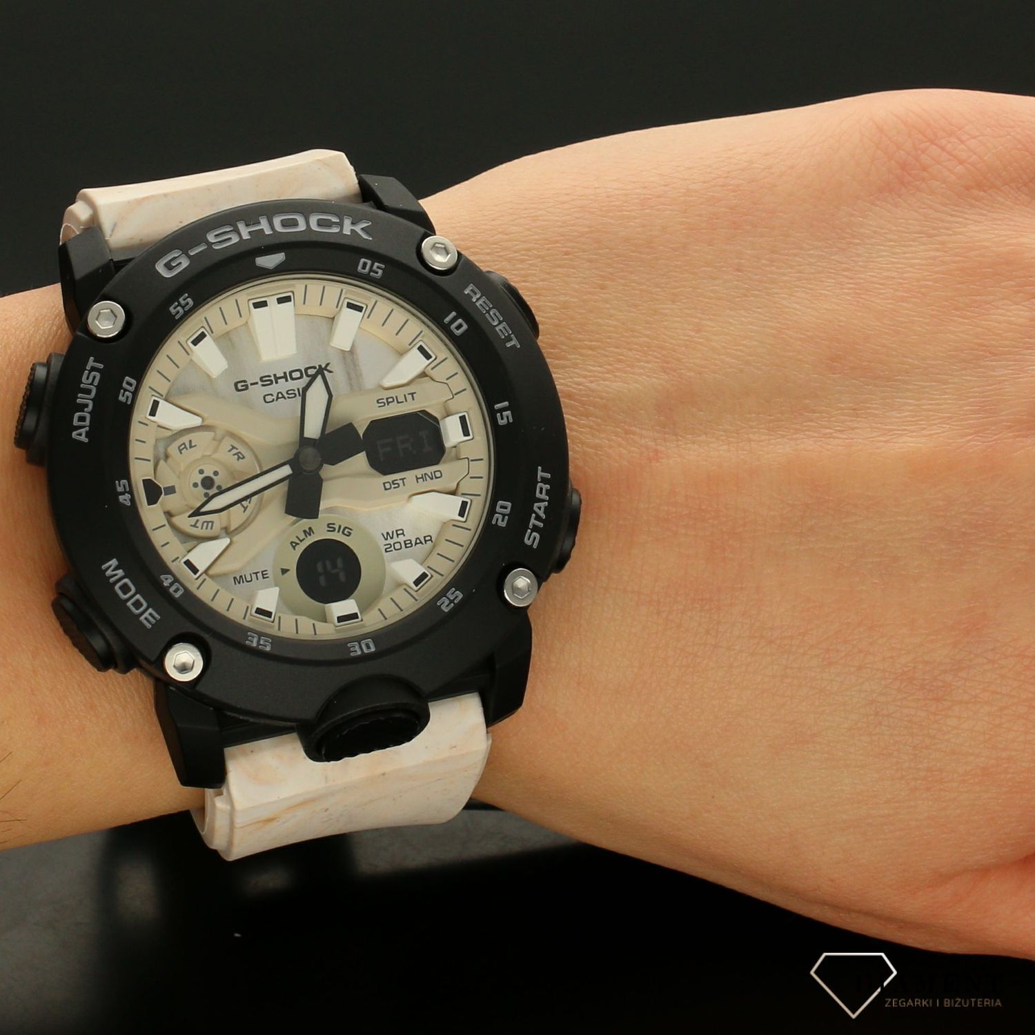 Zegarek męski CASIO G-Shock GA-2000WM-1AER biało-czarny.jpg