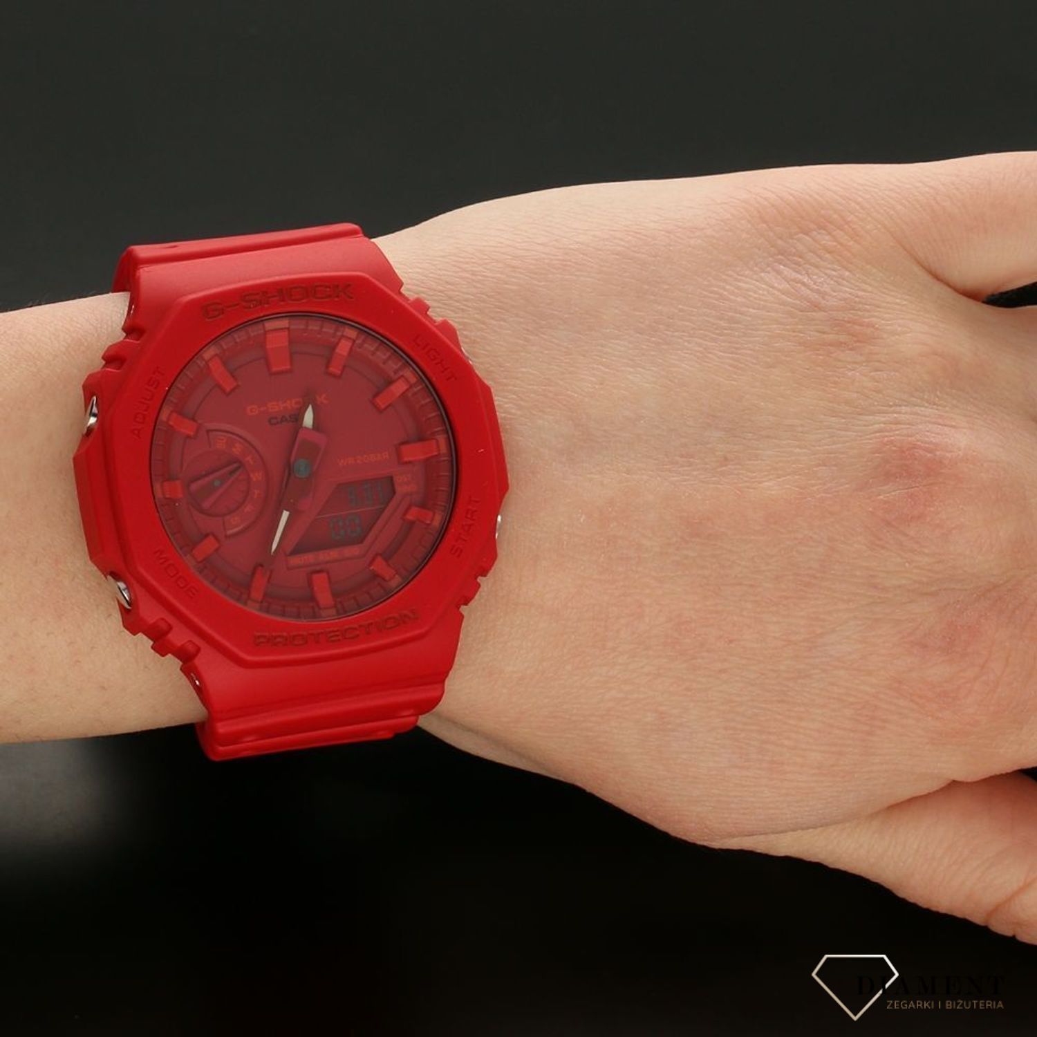 Zegarek męski w wyrazistym czerwonym kolorze. W zegarku zastosowano stylowy czerwony pasek gumowy w kolorze pasującym do koperty i tarczy. Idealny pomysł na prezent. v.jpg
