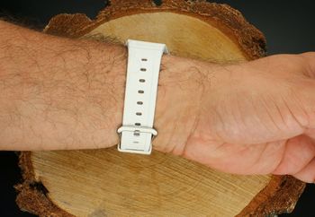Stylowy i wstrząsoodporny zegarek męski G-SHOCK GA-2100HDS-7AER w białym kolorze z serii ONE ON TONE. Technologia Carbon Core Guard, stoper, timer, alarmy i wodoszczelność 200M. Idealny na co dzień i w ekstremalne warunki (1).jpg