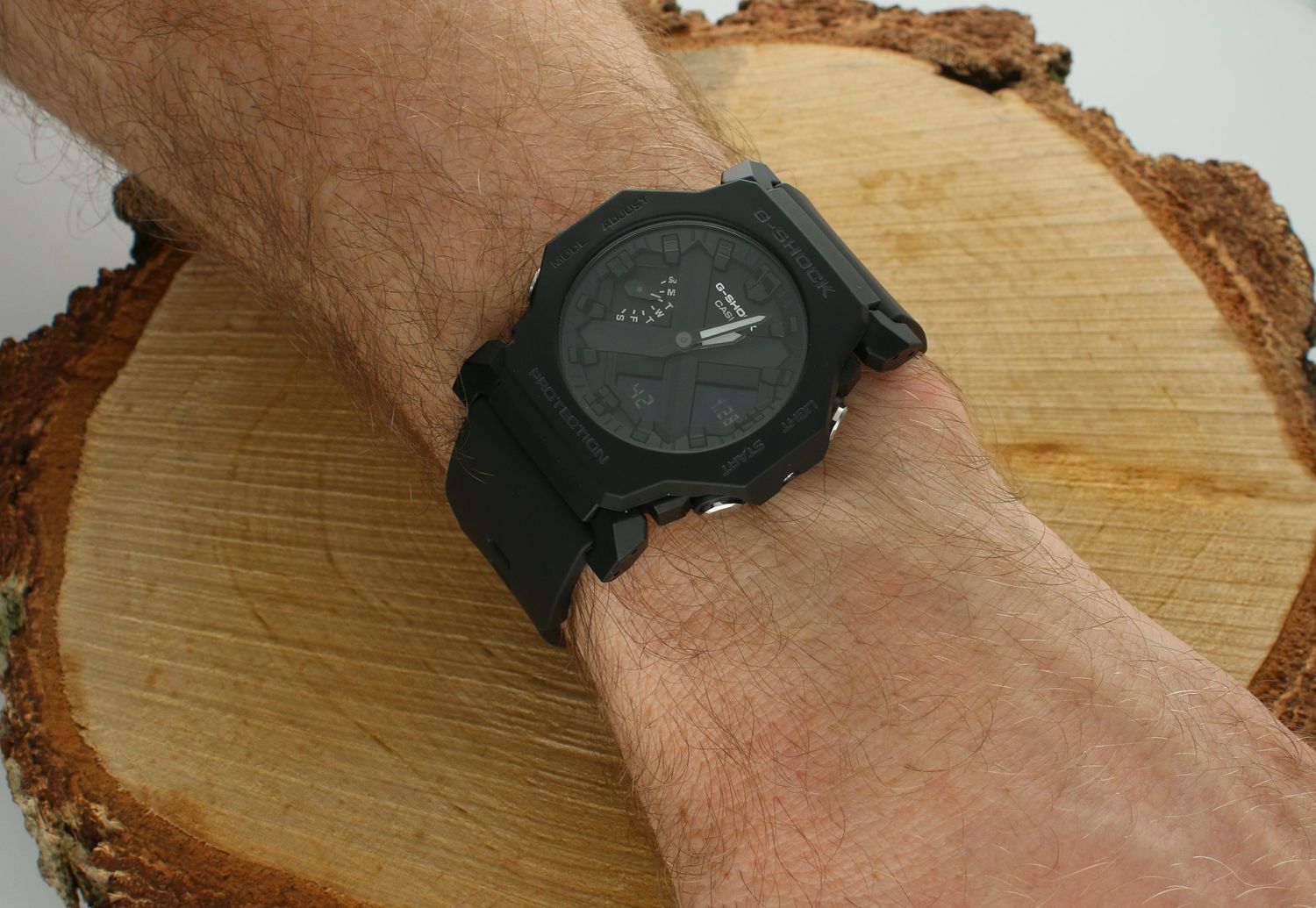 Zegarek Casio G-Shock GA-2300-1AER czarny. Mały zegarek męski sportowy. G-shock męski mały. Wytrzymały zegarek męski. Zegarek do nurkowania. Wstrząsoodporny zegarek..jpg