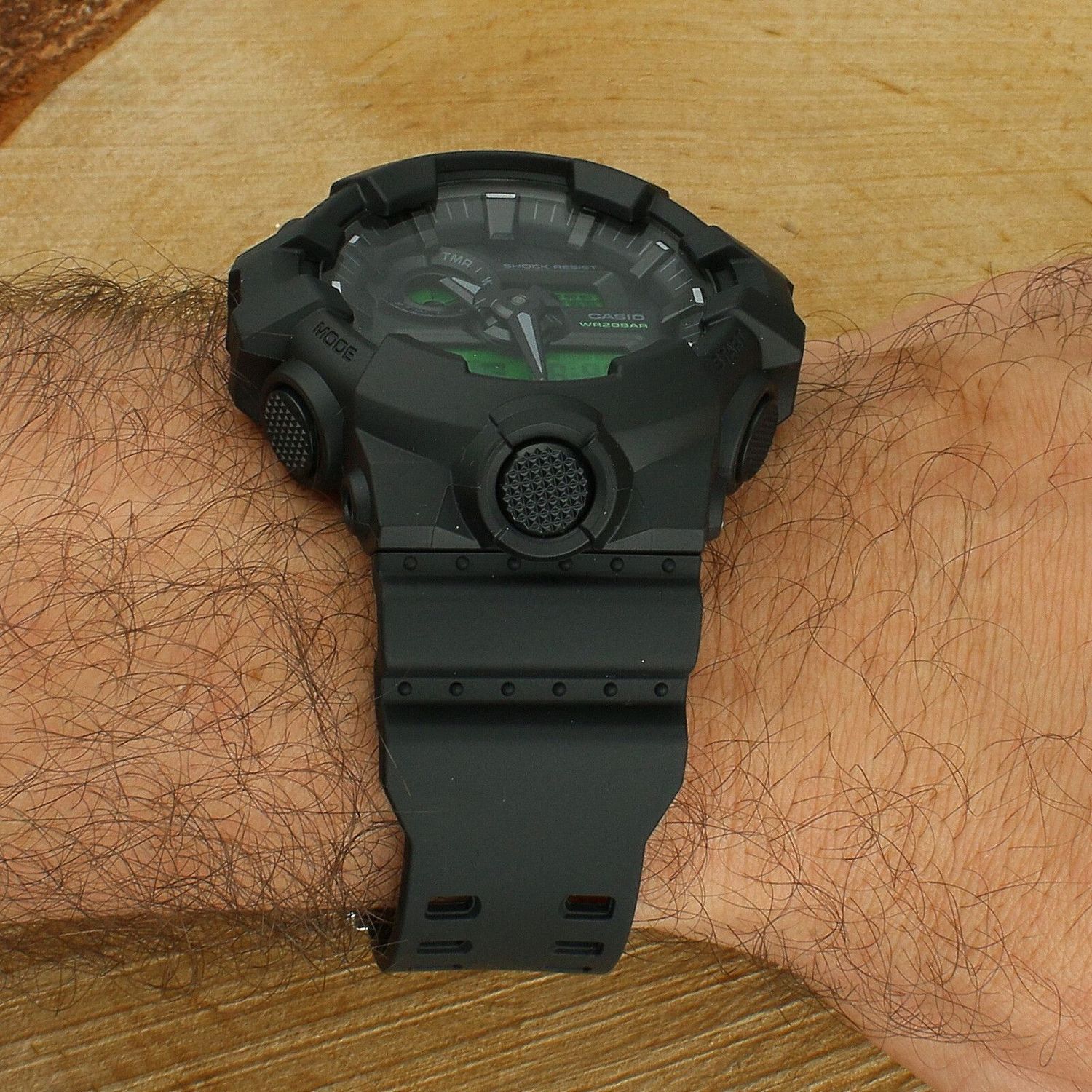 Zegarek męski Casio G-SHOCK GA-700BEG-1AER Black And Green 200M (2).jpg