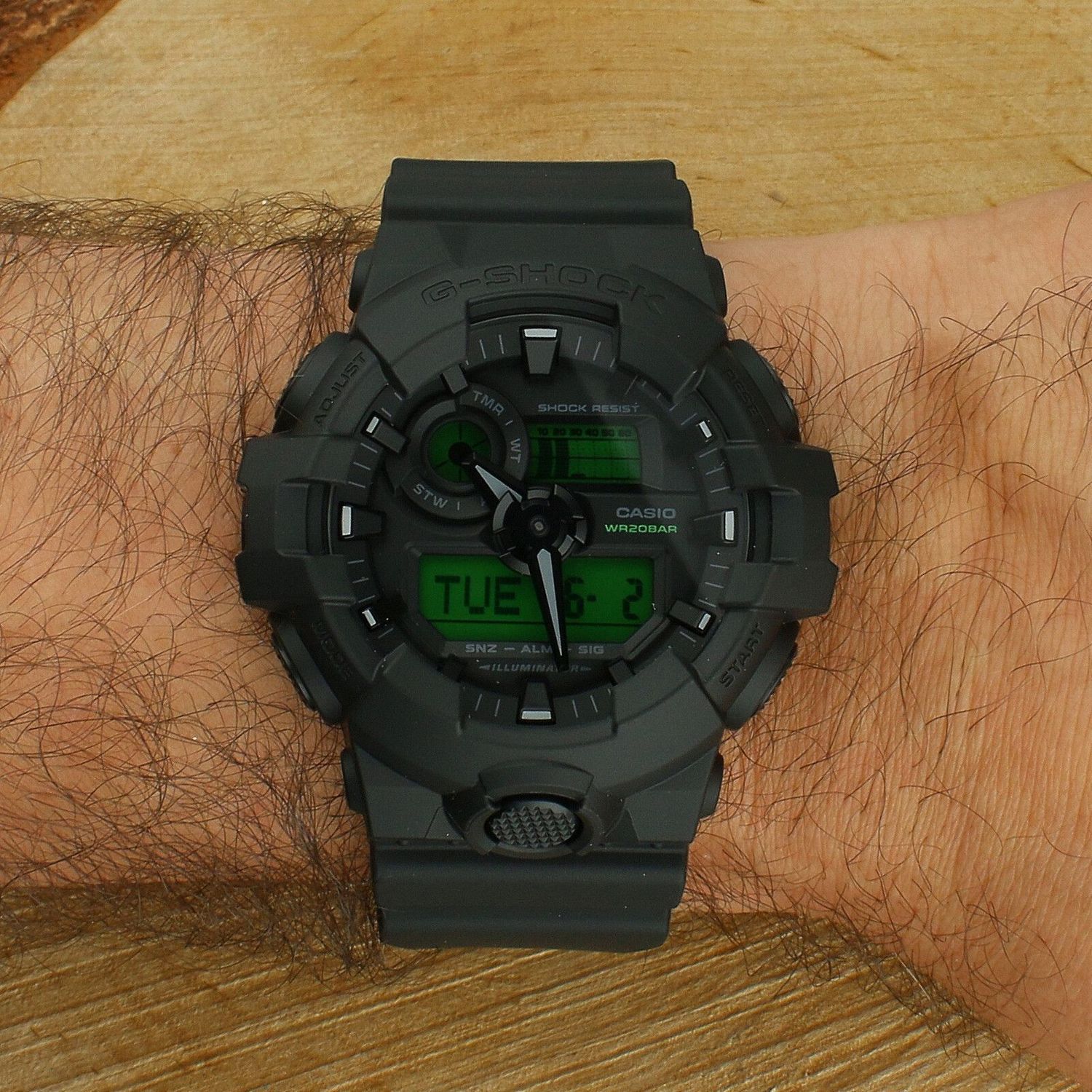 Zegarek męski Casio G-SHOCK GA-700BEG-1AER Black And Green 200M (2).jpg