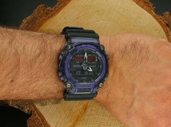 Męski zegarek Casio G-Shock GA-900TS-6AER – fioletowy pasek, podświetlenie LED, 5 alarmów, czas światowy, timer i wodoszczelność 200M. Wstrząsoodporny i gotowy na więcej! (1).jpg