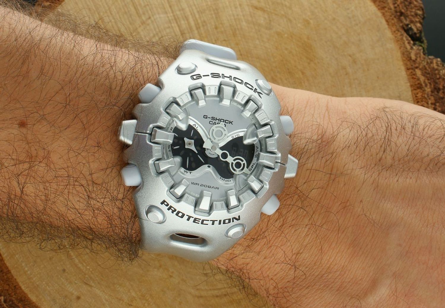 G-SHOCK GA-V01A-8AER – zegarek sportowy z analogowo-cyfrową tarczą, podświetleniem Super Illuminator, 5 alarmami, timerem, stoperem i wodoszczelnością 200M. Stylowy, funkcjonalny i odporny – idealny na 1.jpg