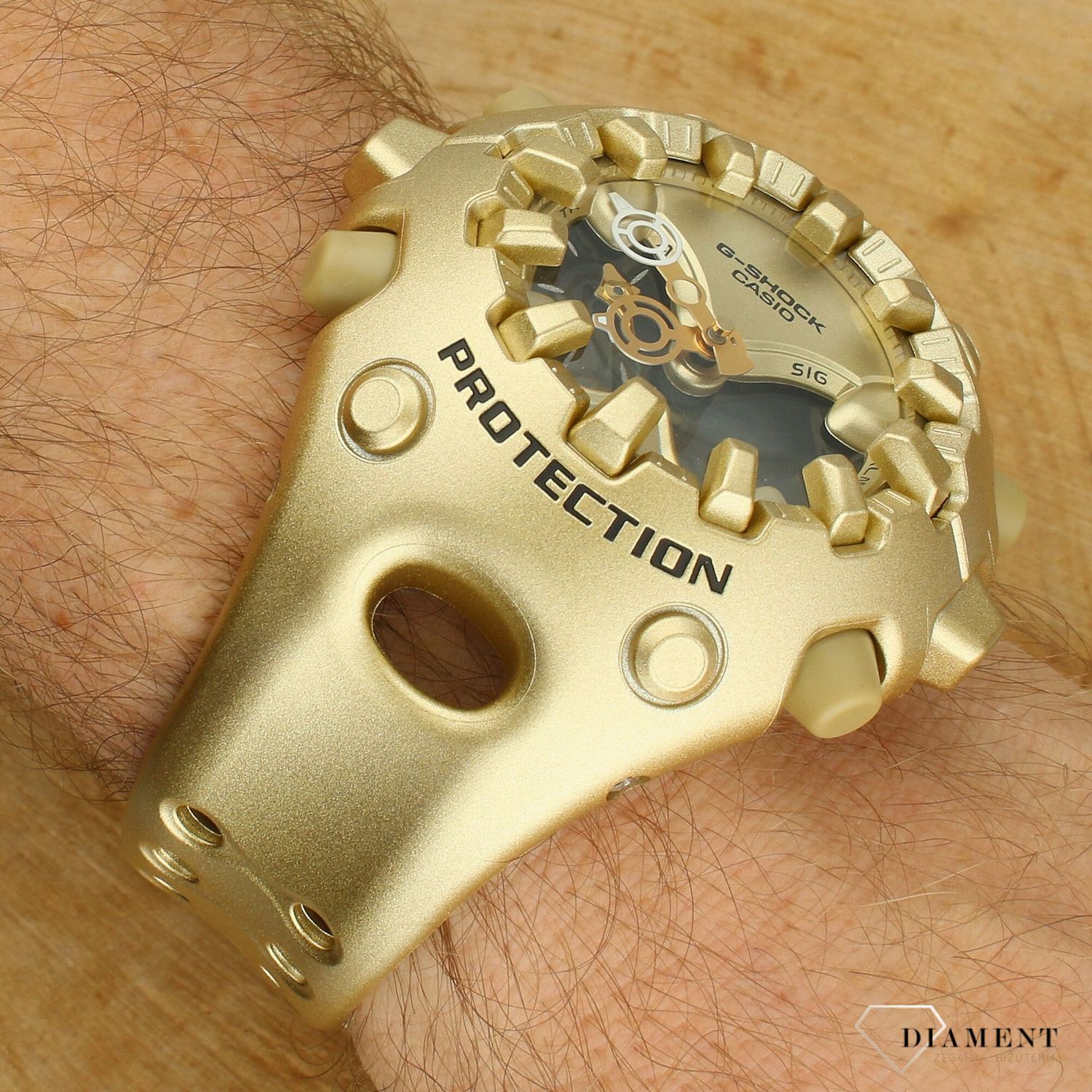 Zegarek Casio G-SHOCK GA-V01A-9AER – sportowy zegarek w złotej odsłonie.jpg