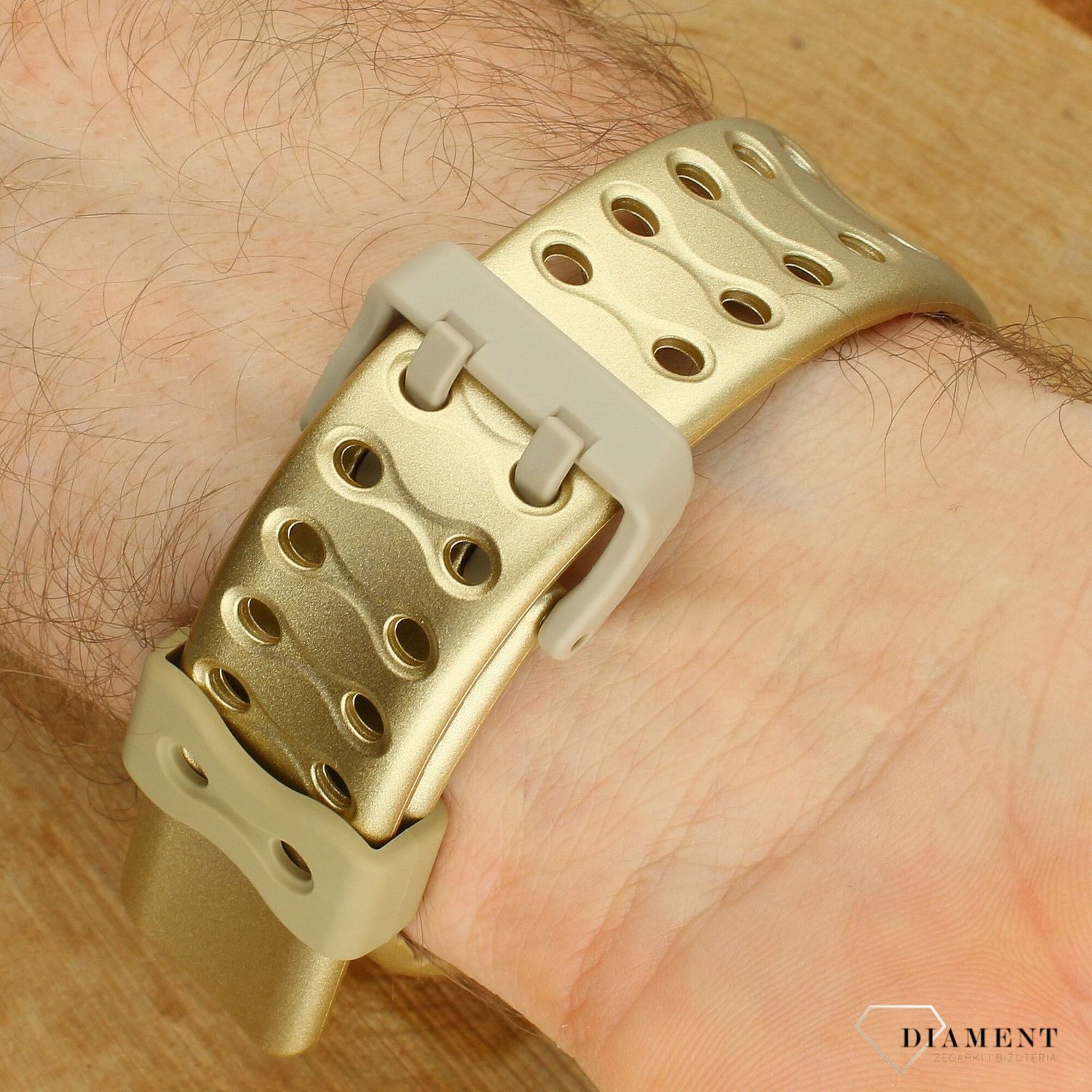 Zegarek Casio G-SHOCK GA-V01A-9AER – sportowy zegarek w złotej odsłonie.jpg