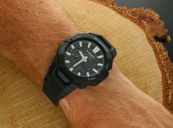 Casio G-SHOCK z Bluetooth i funkcją Lifelog – licz kroki, kalorie i dystans, korzystaj ze stopera, timera i 5 alarmów. Wodoszczelność 200M, podświetlenie LED, koperta G-SHOCK (2).jpg