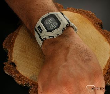 Zegarek Casio G-Shock GBD-200UU-9ER. to wielofunkcyjny model zegarka z linii G-shock z charakterystycznym wyświetlaczem LCD. Szary kolor zegarka wpisuje się w najnowsze trendy modowe i sprawia, że pozostaniesz niezauważony. Id (1).jpg