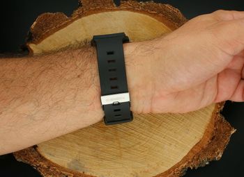 Sportowy zegarek męski Casio G-Shock GD-010BBR-1ER z wstrząsoodporną kopertą, cyfrowym wyświetlaczem, podświetleniem LED i wodoszczelnością 200M. Wyposażony w stoper, timer i alarm – idealny dla aktywnych (1).jpg
