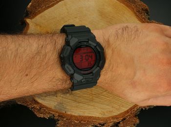 Sportowy zegarek męski Casio G-Shock GD-010BBR-1ER z wstrząsoodporną kopertą, cyfrowym wyświetlaczem, podświetleniem LED i wodoszczelnością 200M. Wyposażony w stoper, timer i alarm – idealny dla aktywnych (2).jpg