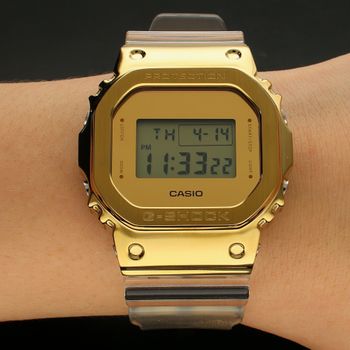 Zegarek męski G-Shock GM-5600SG-9ER. Koperta zegarka Casio G-shock GM-5600SG-9ER w kolorze złotym. Zegarek idealny na prezent. Zloty zegarek dla faceta (2).jpg