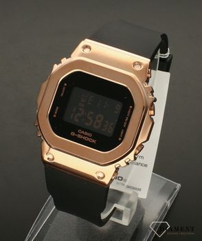 Zegarek damski sportowy Casio G-shock GM-S5600PG-1ER. Wstrząsoodporny zegarek Casio G-Shock GM-S5600PG-1ER to wyjątkowy model zegarka dla wytrwałych. Posiada on kopertę wykonaną z wysokiej jakości stali nierdzewnej. Zegarek  (3).jpg
