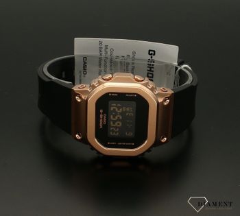 Zegarek damski sportowy Casio G-shock GM-S5600PG-1ER. Wstrząsoodporny zegarek Casio G-Shock GM-S5600PG-1ER to wyjątkowy model zegarka dla wytrwałych. Posiada on kopertę wykonaną z wysokiej jakości stali nierdzewnej. Zegarek  (4).jpg