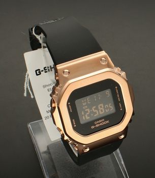 Zegarek damski sportowy Casio G-shock GM-S5600PG-1ER. Wstrząsoodporny zegarek Casio G-Shock GM-S5600PG-1ER to wyjątkowy model zegarka dla wytrwałych. Posiada on kopertę wykonaną z wysokiej jakości stali nierdzewnej. Zegarek .jpg