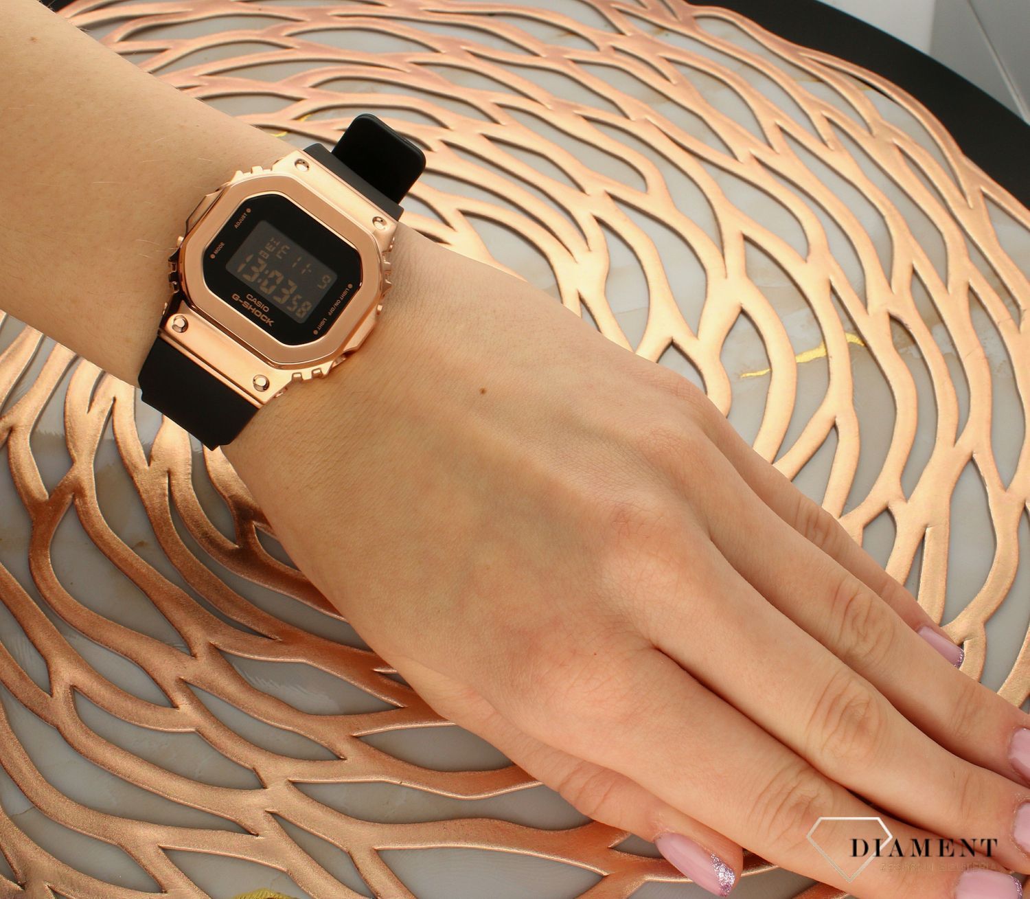 Zegarek damski sportowy Casio G-shock GM-S5600PG-1ER. Wstrząsoodporny zegarek Casio G-Shock GM-S5600PG-1ER to wyjątkowy model zegarka dla wytrwałych. Posiada on kopertę wykonaną z wysokiej jakości stali nierdzewnej. Zegarek .jpg