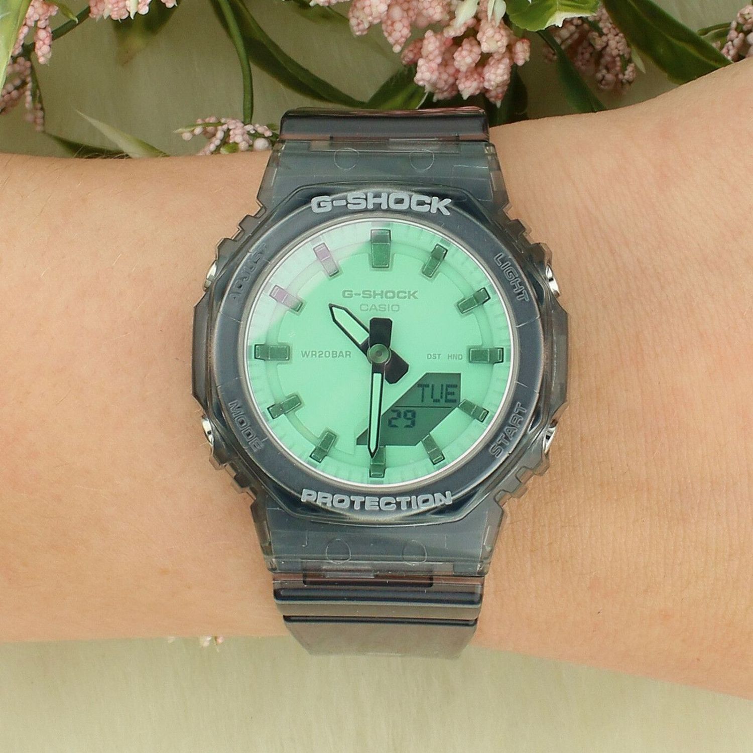 Zegarek Casio G-SHOCK GMA-P2100SR-1AER transparentny 200M.png