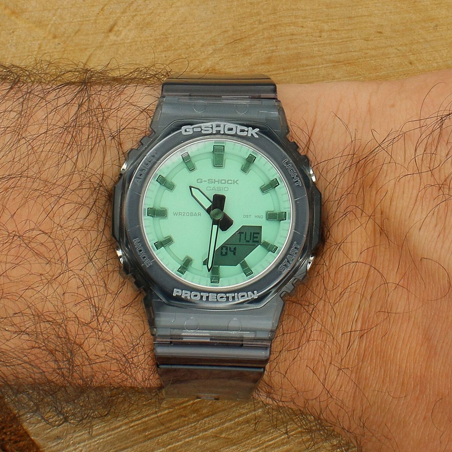 Zegarek Casio G-SHOCK GMA-P2100SR-1AER transparentny 200M.png