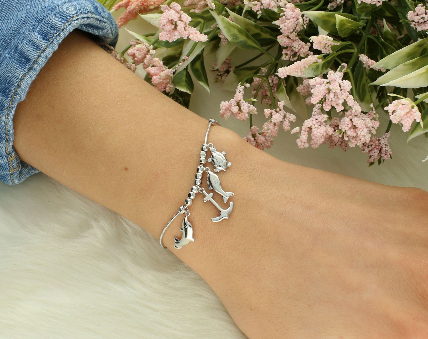 Bransoleta srebrna damska z wiszącymi elementami..jpg