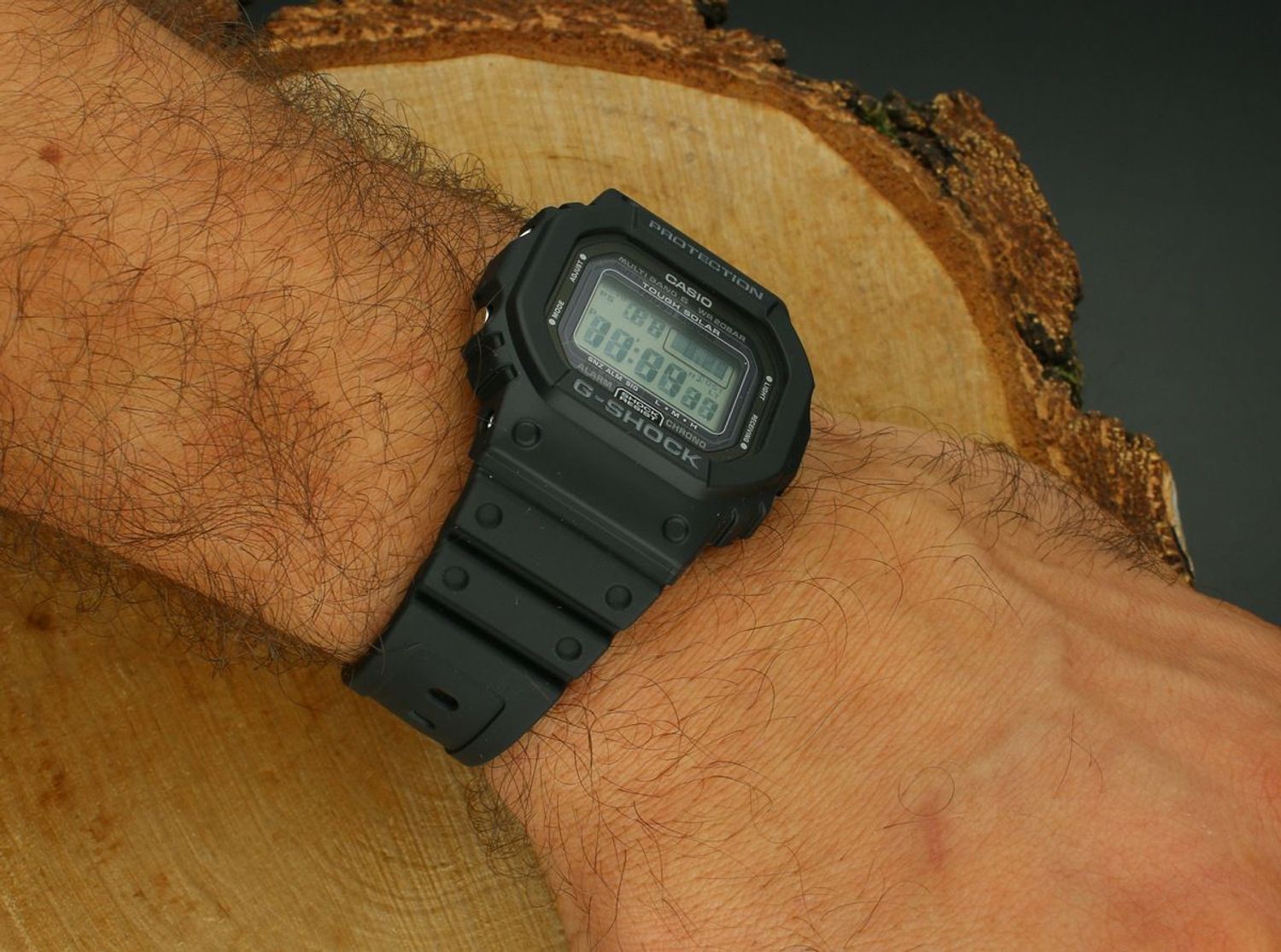 G-SHOCK GW-5000U-1ER – kultowy zegarek z ładowaniem solarnym i synchronizacją atomową. Cyfrowy wyświetlacz, podświetlenie Auto Illuminator, wodoszczelność 200M i odporność na wstrząsy. Sprawdź ofertę!1.jpg
