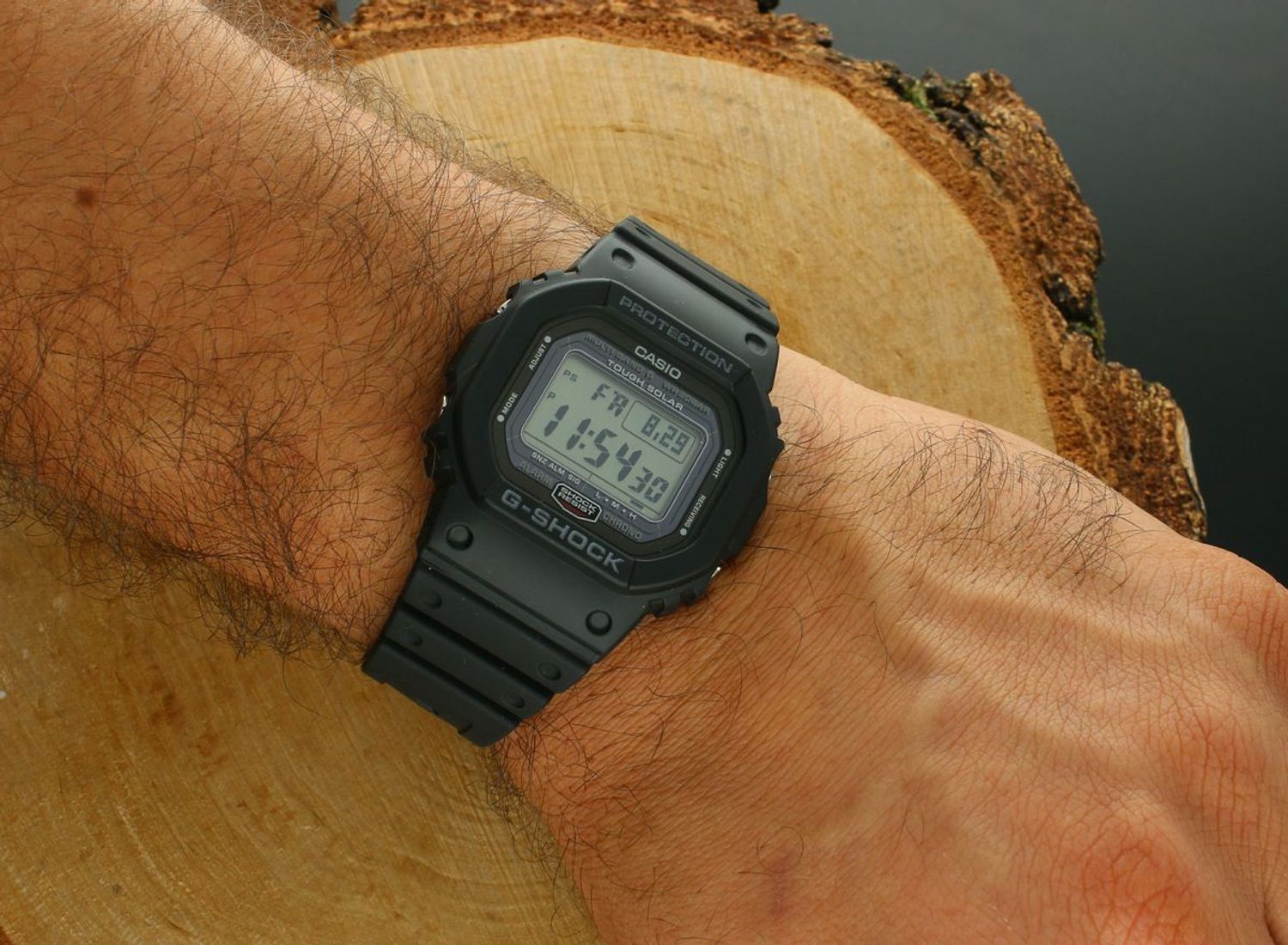 G-SHOCK GW-5000U-1ER – kultowy zegarek z ładowaniem solarnym i synchronizacją atomową. Cyfrowy wyświetlacz, podświetlenie Auto Illuminator, wodoszczelność 200M i odporność na wstrząsy. Sprawdź ofertę!1.jpg