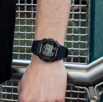 Zegarek męski Casio G-SHOCK GW-M5610-1ER z solarnym zasilaniem (1).png