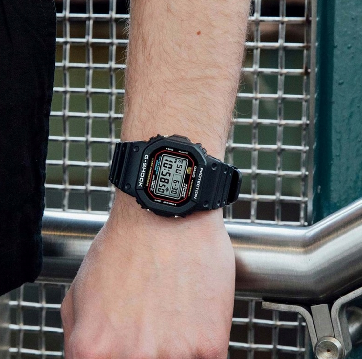 Zegarek Casio G-Shock GW-M5610U-1ER ⌚ Casio G-Shock Classic GW-M5610U-1BER  - klasyczna czarna kostka z synchronizacją czasu. Zegarek sportowy, waveceptor, system wstrząsoodporny ✓Autoryzowany sklep ✓Grawer 0 zł.jpg