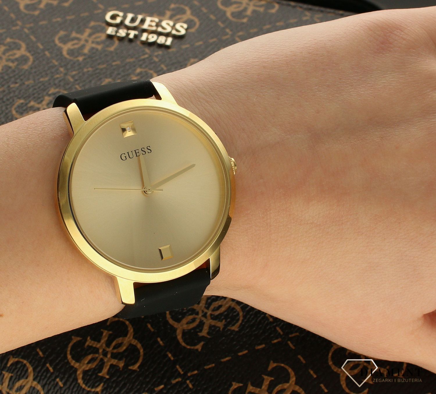 Zegarek damski złoty na czarnym pasku Nova GW0004L1 Guess z prawdziwym diamentem na godzinie 12. Złoty zegarek wykonany ze stali pozłacanej. ⌚ Zegarki Guess ✓ Zapraszamy do sklepu www.zegarki-diament.pl.jpg