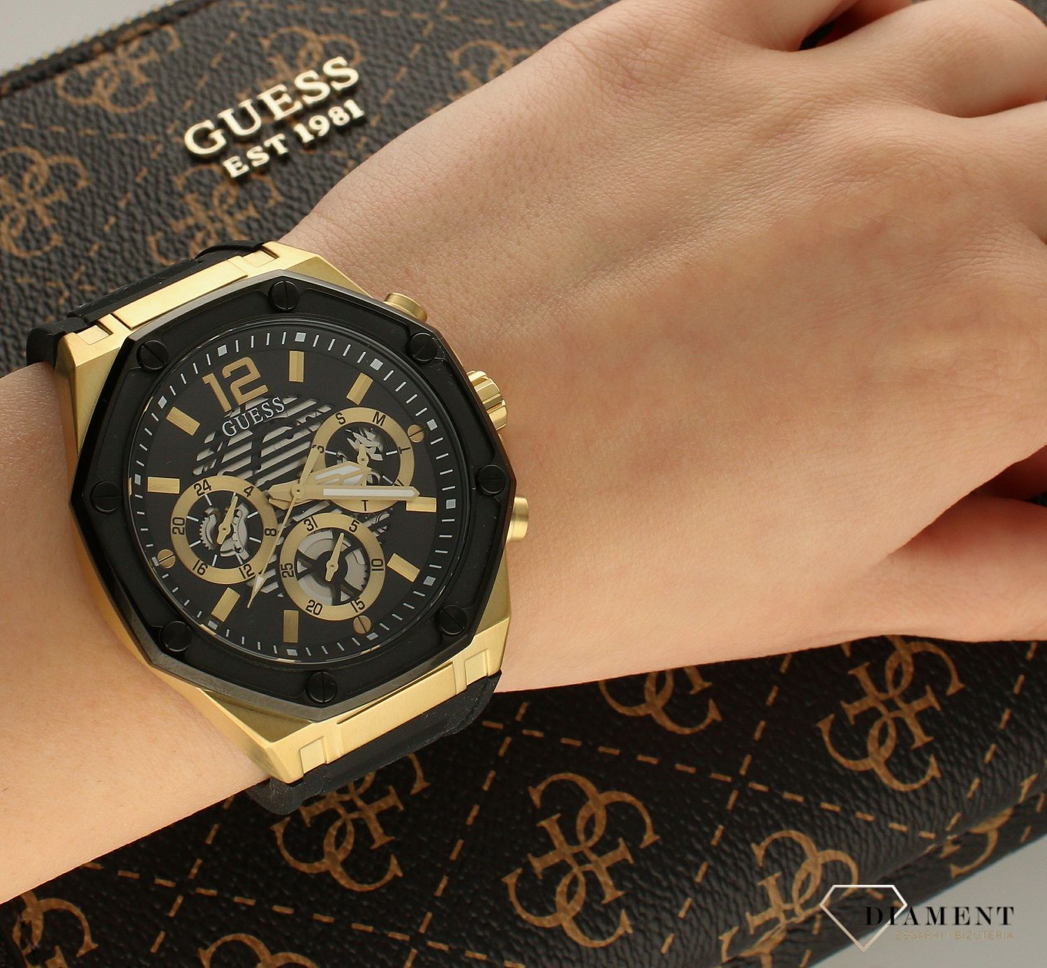 Zegarek męski GUESS Momentum GW0263G1 w czarno złotej kolorystyce to propozycja dla wszystkich tych, którzy nie chcą pozostać niezauważeni. Złoty zegarek wykonany ze stali pozłacanej. ⌚ Zegarki Guess.jpg