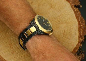 Zegarek unisex Guess Gilded GW0303L1 – czarno-złoty, ornamentowy design bok zegarka.jpg