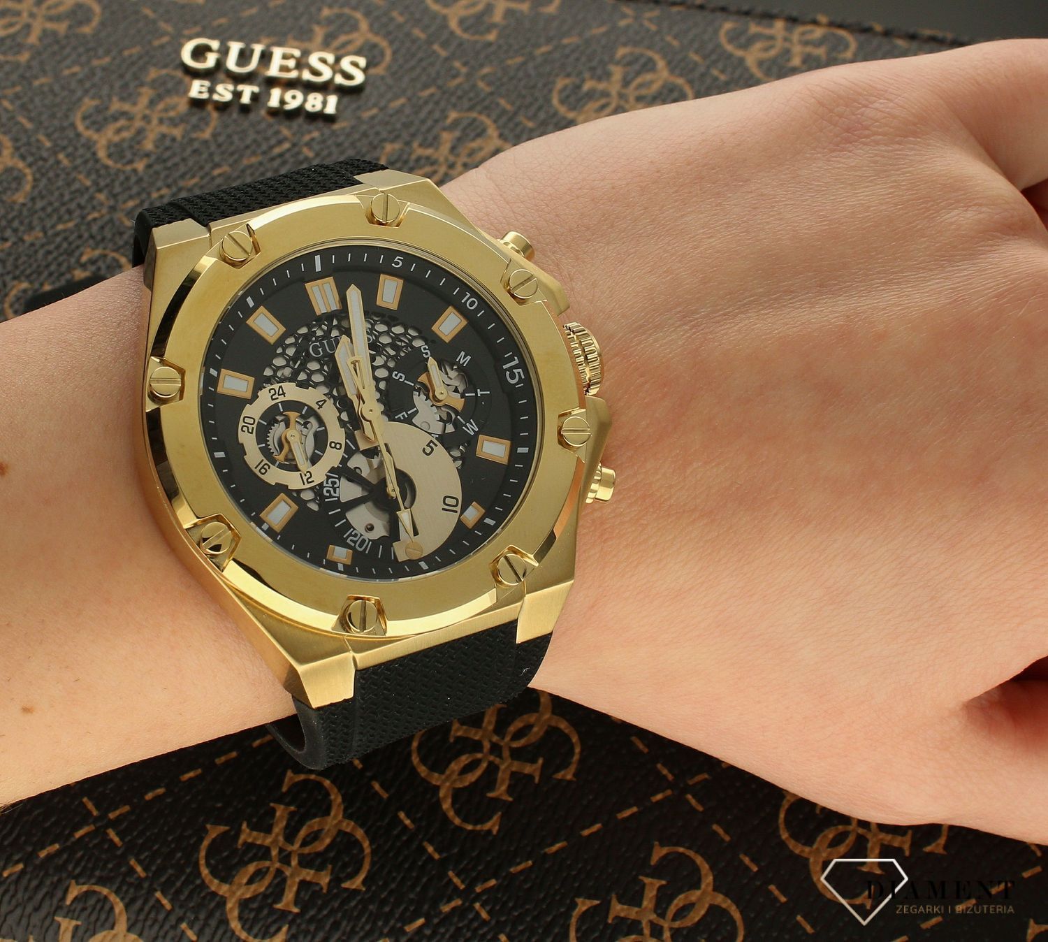 Zegarek męski GUESS GW0334G2 w czarno złotej kolorystyce to propozycja dla wszystkich tych, którzy nie chcą pozostać niezauważeni. Złoty zegarek wykonany ze stali pozłacanej. ⌚ Zegarki Guess ✓ Zapraszamy do sklepu www..jpg