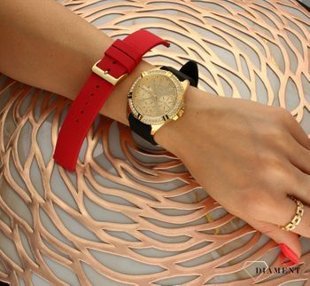 Zegarek damski GUESS na pasku czerwonym lub czarnym GW0349L1. Kupuj w autoryzowanym sklepie. Damski zegarek Guess Lady Frontier GW0349L to nowoczesny model z paskiem w czarnym kolorze i złotą tarczą, w sportowo-eleganckim stylu z (4).jpg