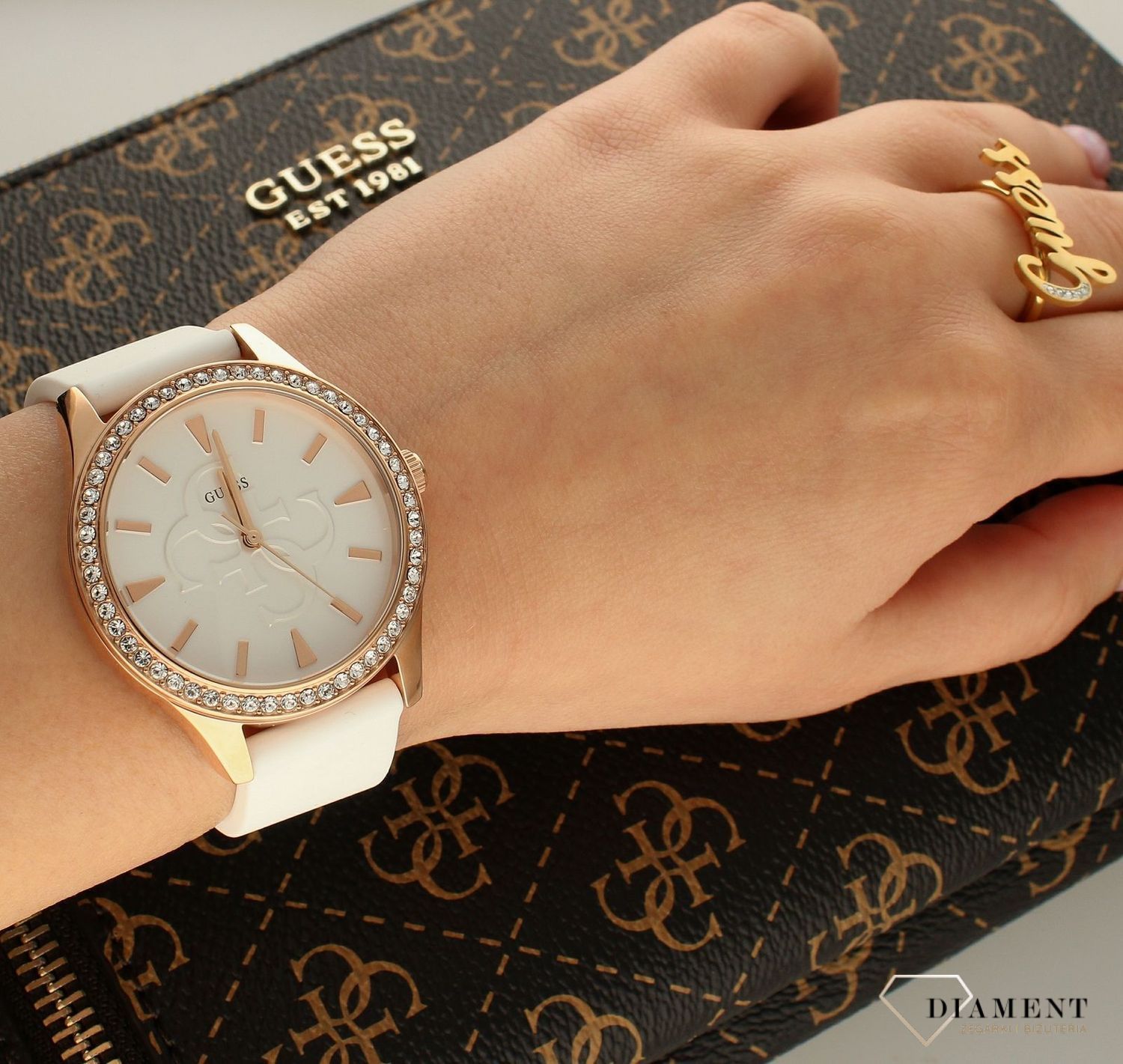 Zegarek damski GUESS GW0359L2 ⇒ Kupuj w autoryzowanym sklepie. Zegarek damski GUESS GW0359L2 to nowoczesny model z paskiem w białym kolorze i tarczą w kolorze różowego złota, w eleganckim stylu z wzorkami i logo Guess..jpg
