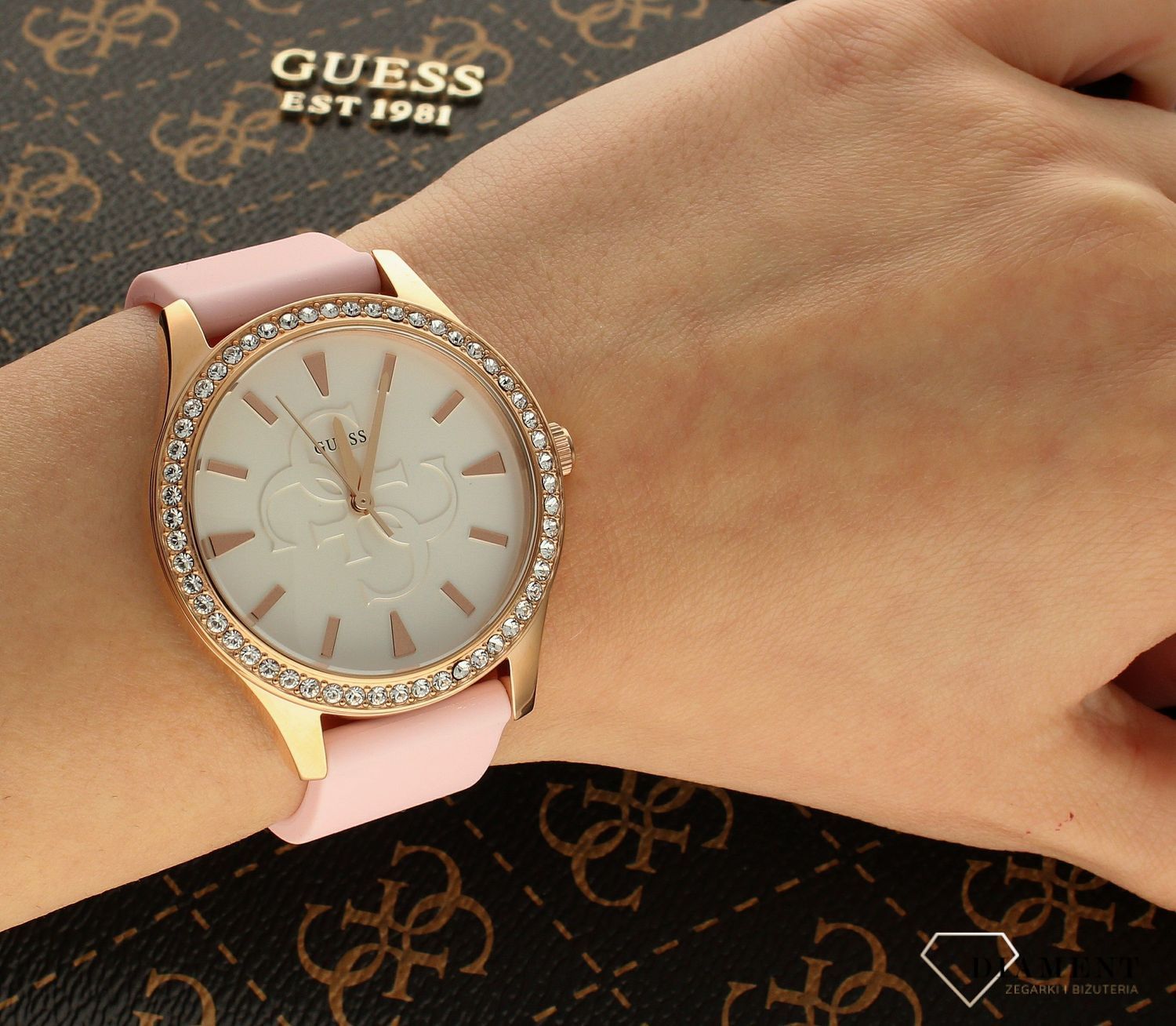 Zegarek damski GUESS Anna Rose Gold GW0359L3 ⇒ Kupuj w autoryzowanym sklepie. Damski zegarek  GUESS Anna Rose Gold GW0359L3 to nowoczesny model z paskiem w różowym kolorze i srebrną tarczą, w eleganckim stylu z.jpg