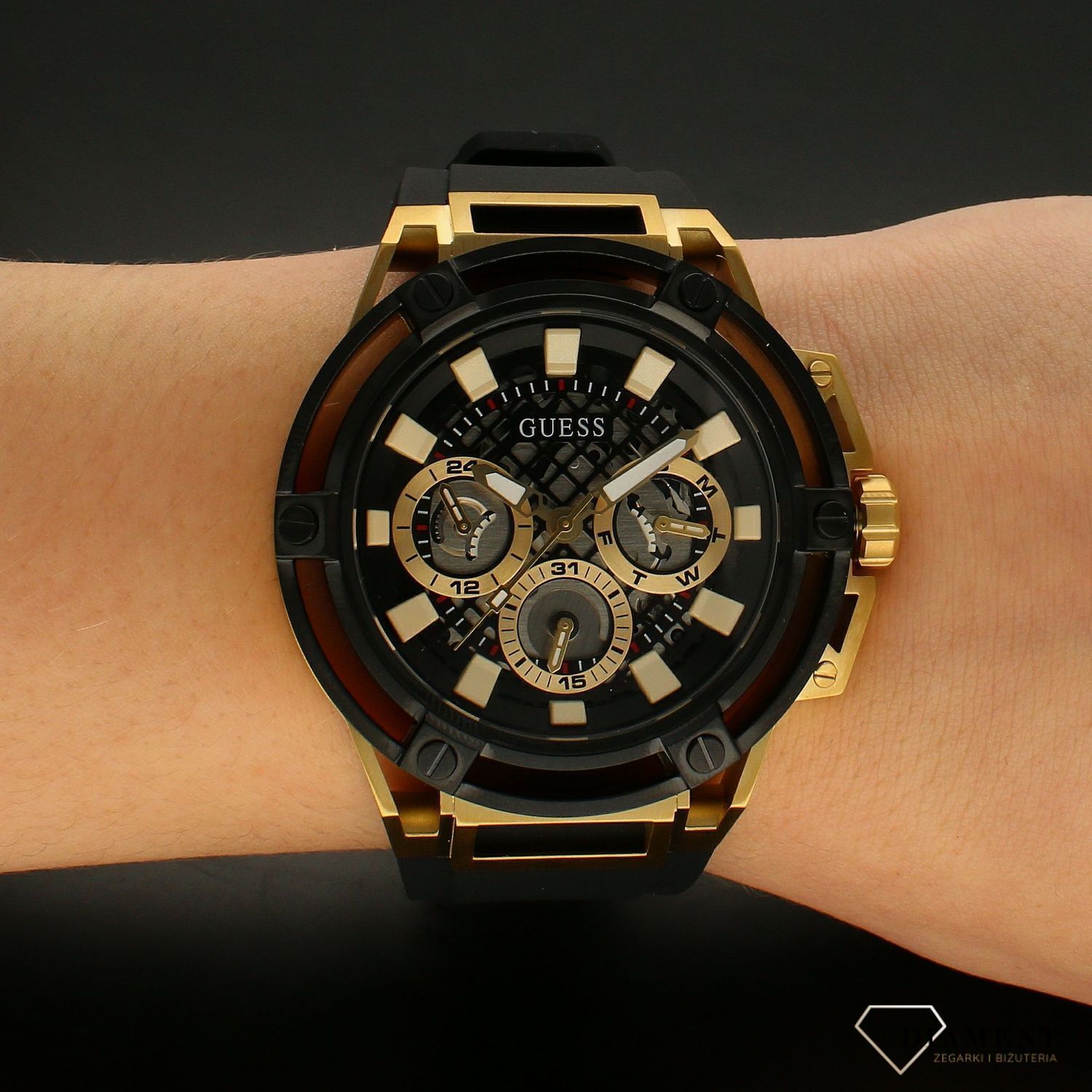 Zegarek męski GUESS Matrix GW0423G2 w czarno złotej kolorystyce to propozycja dla wszystkich tych, którzy nie chcą pozostać niezauważeni. Dokładność pracy zegarka zapewnia kwarcowy mechanizm..webp