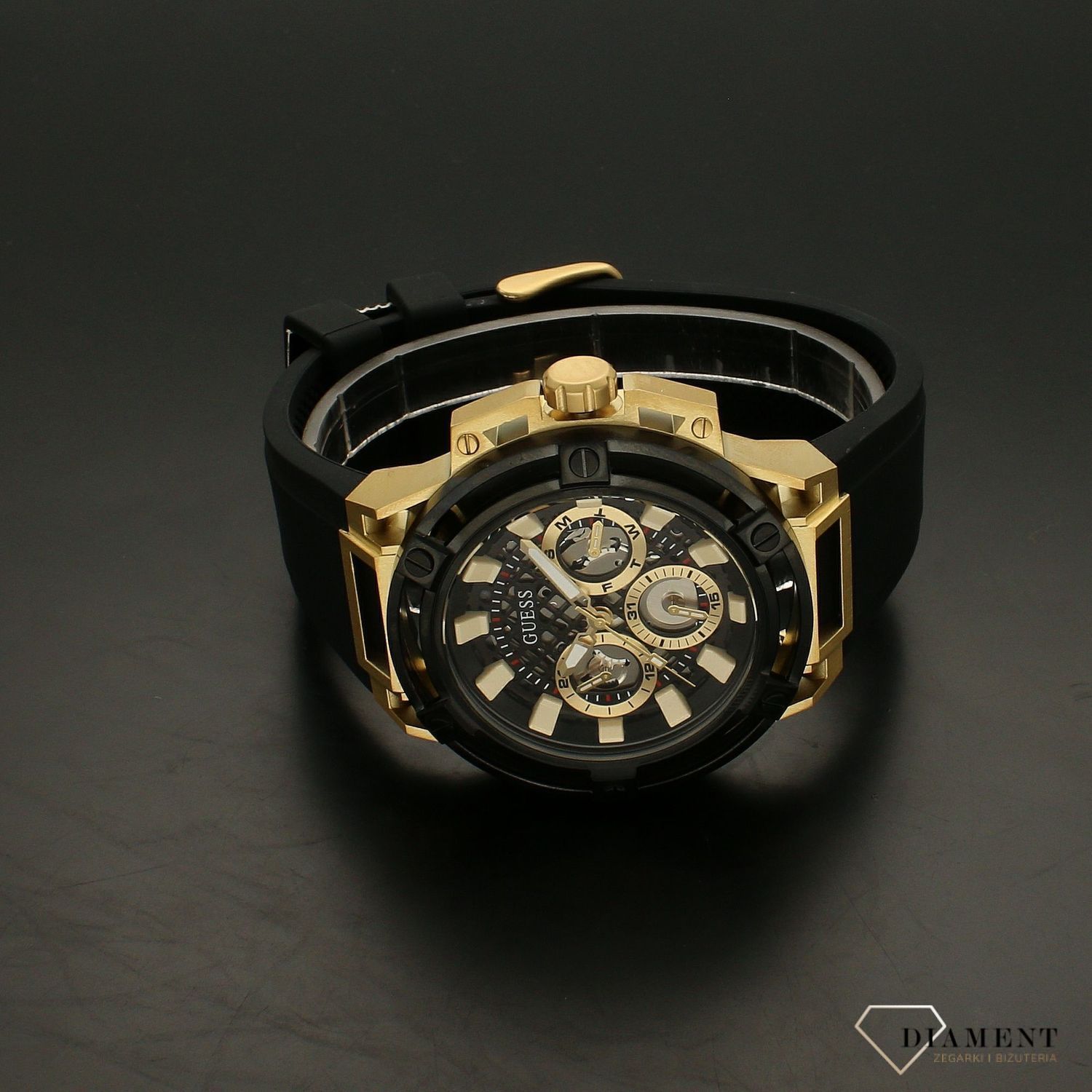 Zegarek męski GUESS Matrix GW0423G2 w czarno złotej kolorystyce to propozycja dla wszystkich tych, którzy nie chcą pozostać niezauważeni. Dokładność pracy zegarka zapewnia kwarcowy mechanizm..webp