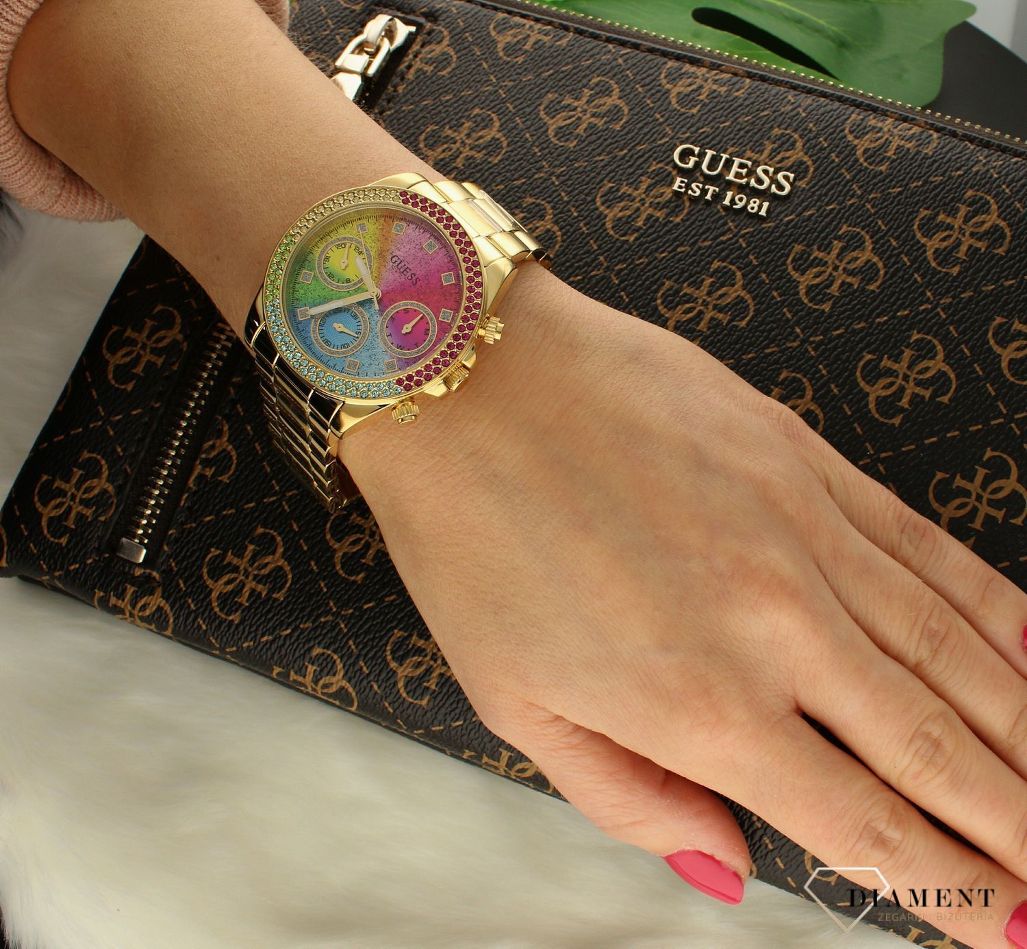 Zegarek damski Guess Sol Yellow Gold Rainbow GW0483L4. Zegarek damski Zegarek damski Guess Sol Yellow Gold Rainbow w złotej kolorystyce to propozycja dla wszystkich tych, którzy nie chcą pozostać niezauważeni. Dokładność.jpg