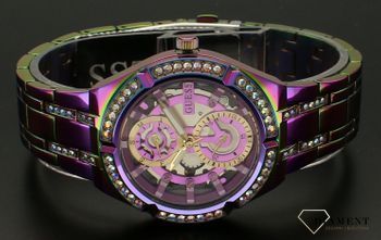 Damski zegarek multikolor GUESS GW0604L4 zachwyca kolorem, przeplatając metaliczne odcienie, gównie fioletu i zieleni. Wykonany z najwyższej jakości stali szlachetnej, przyciąga uwagę wyjątkową tarczą. (4).jpg