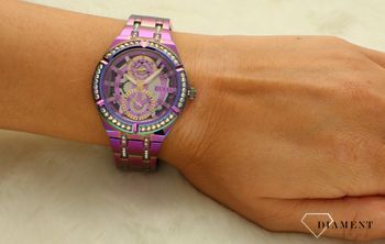 Damski zegarek multikolor GUESS GW0604L4 zachwyca kolorem, przeplatając metaliczne odcienie, gównie fioletu i zieleni. Wykonany z najwyższej jakości stali szlachetnej, przyciąga uwagę wyjątkową tarczą. Z (1).jpg