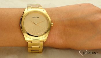 Zegarek damski GUESS GW0606L2 to nowoczesny, elegancki model zegarka. Bransoleta i koperta w kolorze żółtego złota. Tarcza zegarka w złotym kolorze z geometrycznymi wzorami. Idealny na prezent dla bliski.jpg