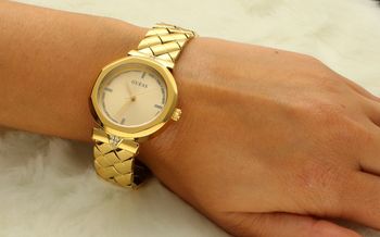 Zegarek damski GUESS GW0613L2 wykonany ze stali szlachetnej. Elegancki zegarek w złotym kolorze. Ozdobna bransoleta, delikatne błyszczące elementy na tarczy (1).jpg