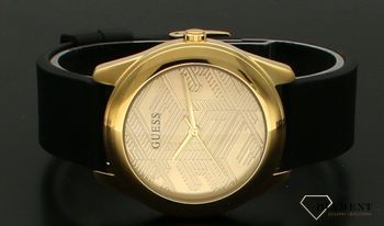 Zegarek damski GUESS GW0665L1 to propozycja dla wszystkich tych, którzy nie chcą pozostać niezauważeni. Złota tarcza, którą zdobią geometryczne wzory, czarny silikonowy pasek, stalowa koperta w kolorze (3).jpg