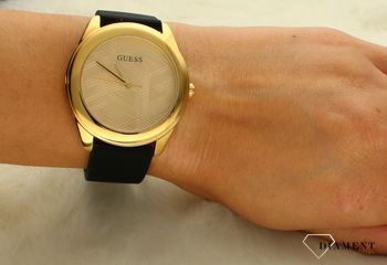 Zegarek damski GUESS GW0665L1 to propozycja dla wszystkich tych, którzy nie chcą pozostać niezauważeni. Złota tarcza, którą zdobią geometryczne wzory, czarny silikonowy pasek, stalowa koperta w kolorze (5).jpg