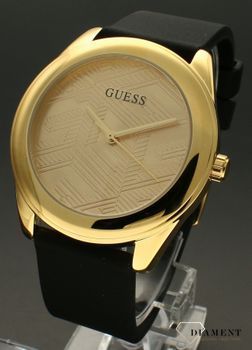 Zegarek damski GUESS GW0665L1 to propozycja dla wszystkich tych, którzy nie chcą pozostać niezauważeni. Złota tarcza, którą zdobią geometryczne wzory, czarny silikonowy pasek, stalowa koperta w kolorze.jpg