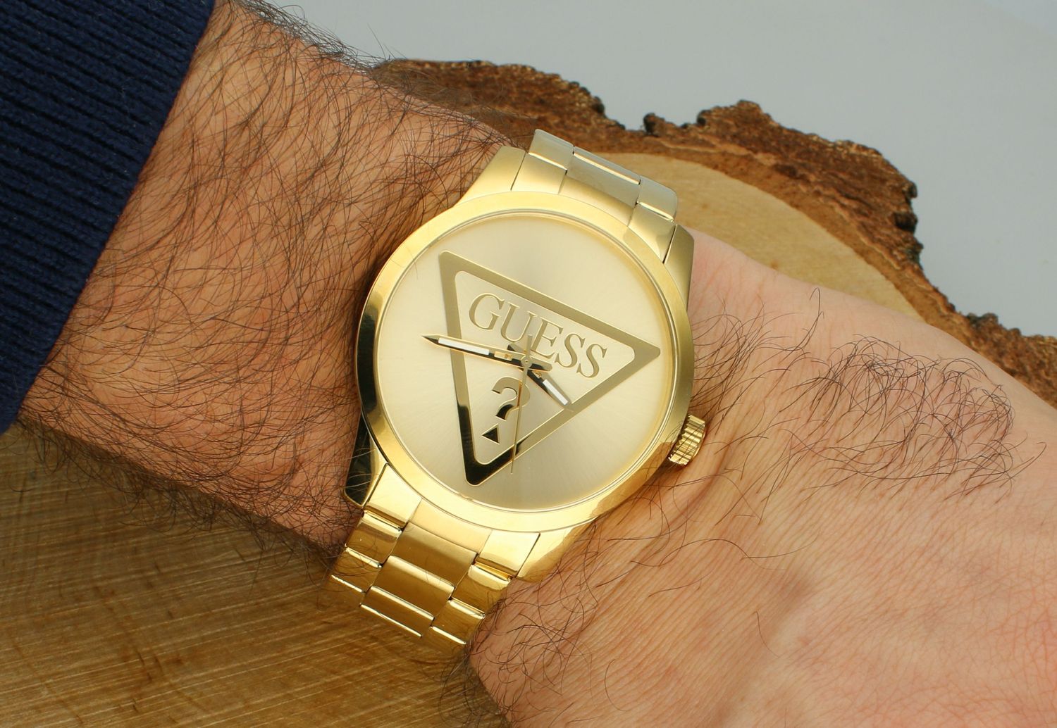 Zegarek GUESS GW0782G1 w złotej kolorystyce to propozycja dla wszystkich tych, którzy nie chcą pozostać niezauważeni. Dokładność pracy zegarka zapewnia kwarcowy mechanizm, który czerpie energię z baterii.1.webp