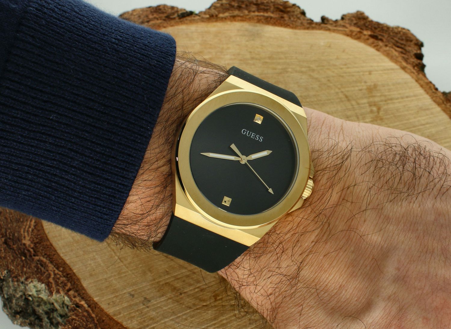 Zegarek GUESS GW0790G1 w złotej kolorystyce to propozycja dla wszystkich tych, którzy nie chcą pozostać niezauważeni. Dokładność pracy zegarka zapewnia kwarcowy mechanizm, który czerpie energię z baterii..webp