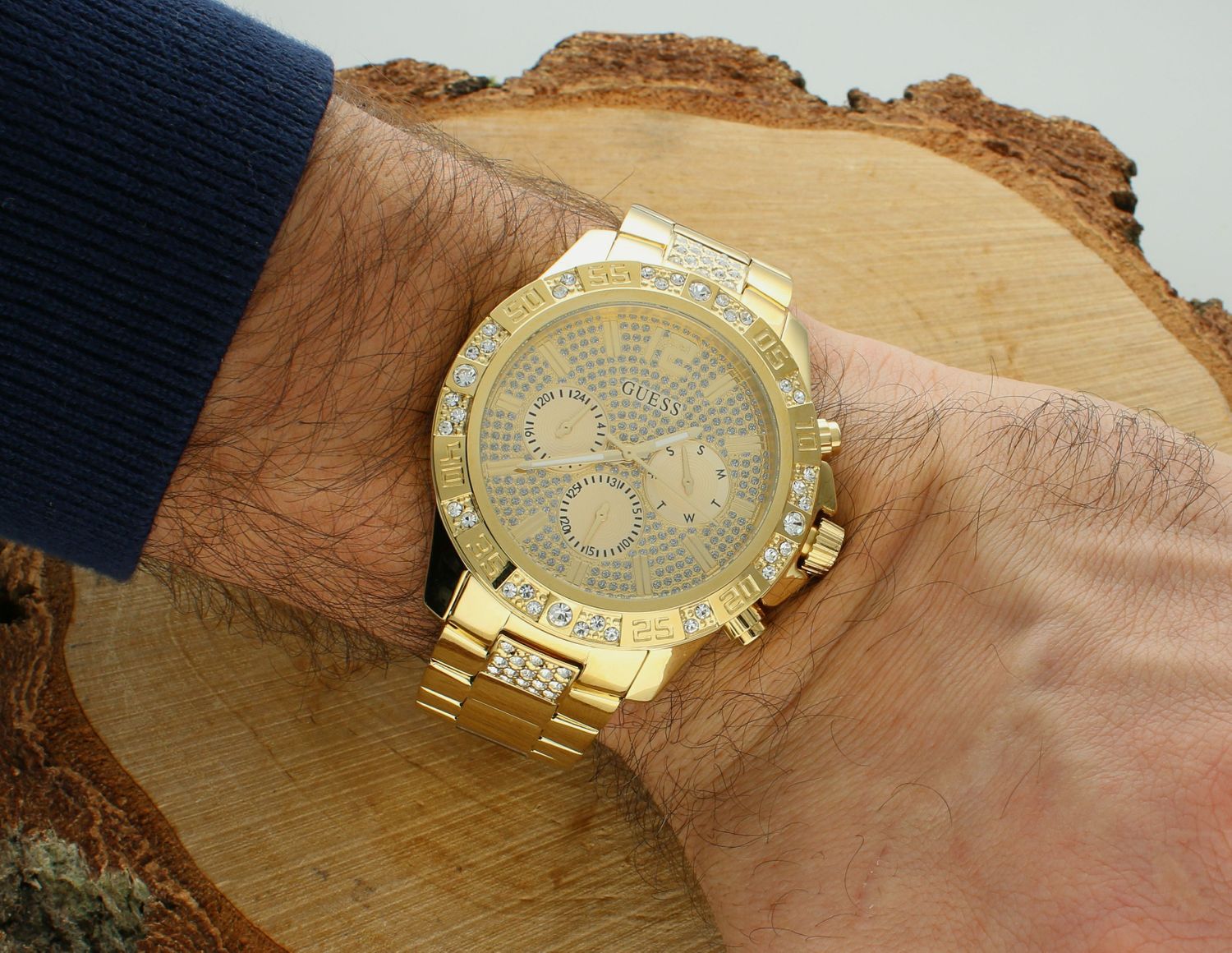 Zegarek GUESS GW0796G2  w złotej kolorystyce to propozycja dla wszystkich tych, którzy nie chcą pozostać niezauważeni. Dokładność pracy zegarka zapewnia kwarcowy mechanizm, który czerpie energię z baterii..webp