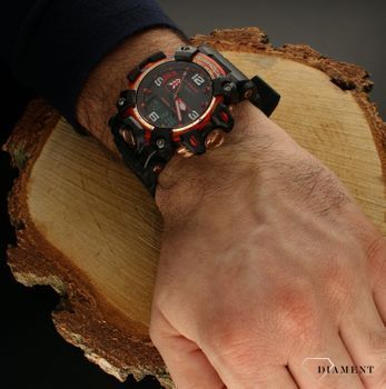 Zegarek męski G-SHOCK Casio Mudmaster Flare Red Series G-Shock 40th Anniversary GWG-2040FR-1AER. Zegarki G-shock wyposażony jest w touch solarsolar powered. Cyferblat zegarka jest panelem słonecznym, który generuje energię ele (1).jpg