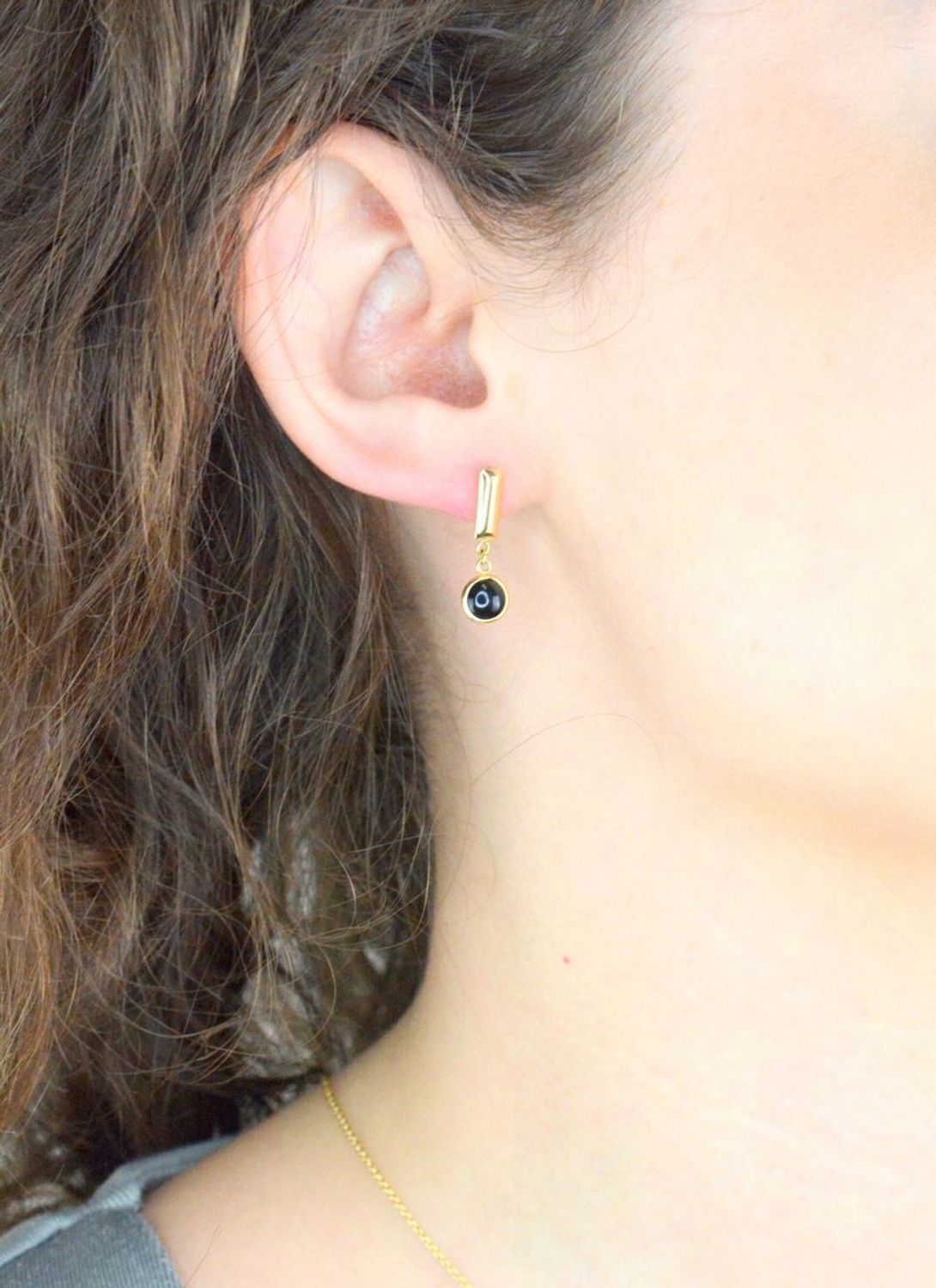 Kolczyki złote wiszące onyks pr 585, H0NUO13359 Złote kolczyki wykonane z najwyższej jakości żółtego złota, próba 585 ozdobione kamieniem naturalnym onyksem. Kolczyki w modowym stylu, wpisujące się w obecne trendy modowe1.jpg