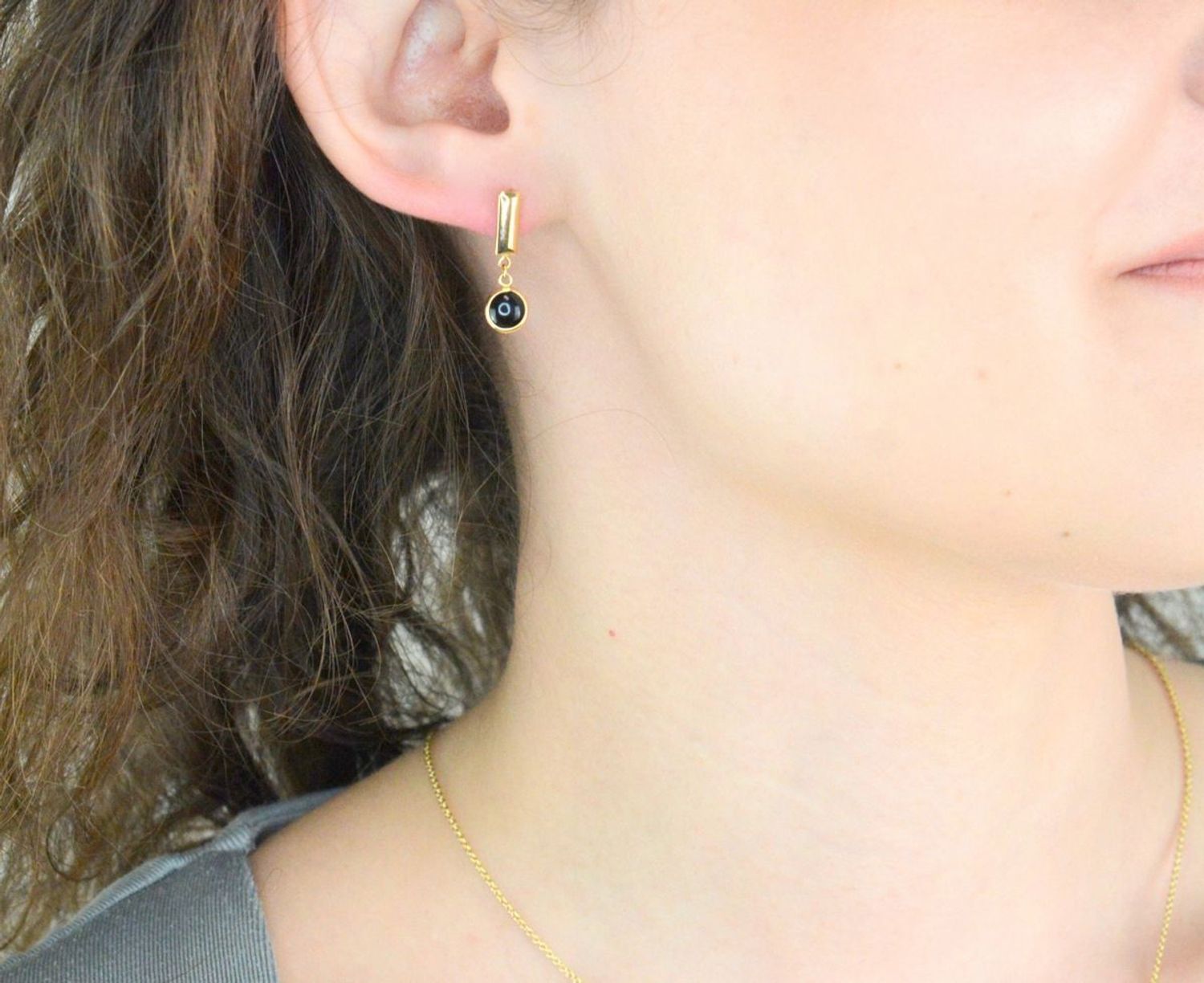 Kolczyki złote wiszące onyks pr 585, H0NUO13359 Złote kolczyki wykonane z najwyższej jakości żółtego złota, próba 585 ozdobione kamieniem naturalnym onyksem. Kolczyki w modowym stylu, wpisujące się w obecne trendy modowe1.jpg