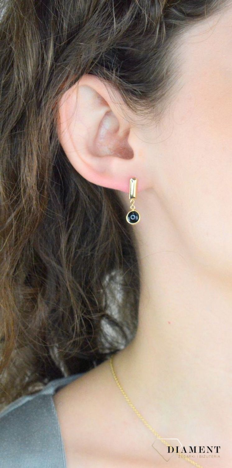 Kolczyki złote wiszące onyks pr 585, H0NUO13359 Złote kolczyki wykonane z najwyższej jakości żółtego złota, próba 585 ozdobione kamieniem naturalnym onyksem. Kolczyki w modowym stylu, wpisujące się w obecne trendy modowe1.jpg